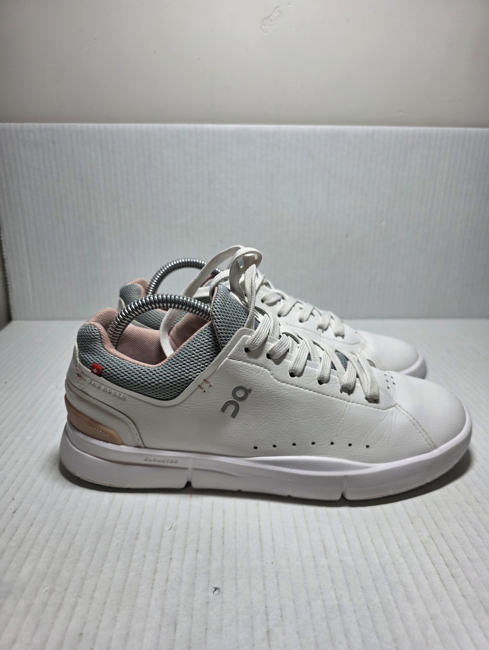 ON WOMEN'S THE ROGER ADVANTAGE SHOES, SIZE 8.5, WHITE/ROSE